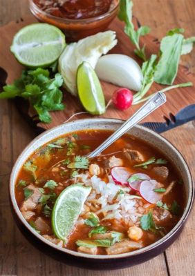  Pozole! Eine reichhaltige und würzige mexikanische Suppe, die dein Herz mit jeder Löffel voll erobert.