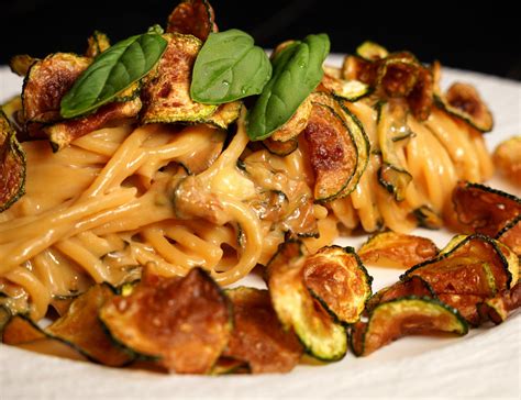  Spaghetti alla Nerano! Ein cremiger Traum aus Zucchinis und Provolone