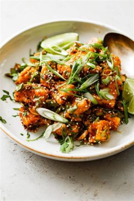  Spicy Tofu and Crispy Duck Skin - Wie kombinieren Sie knusprige Texturen mit einer feurig-würzigen Soße?