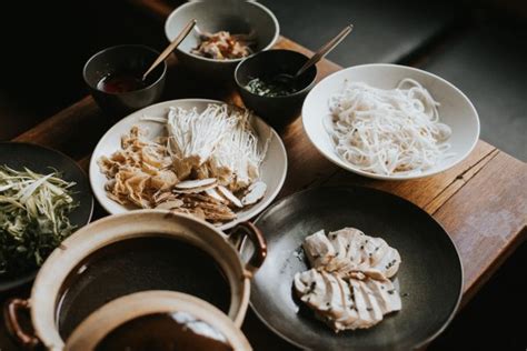  Crossing-the-Bridge Noodles: Ein kulinarisches Abenteuer für die Geschmacksnerven?