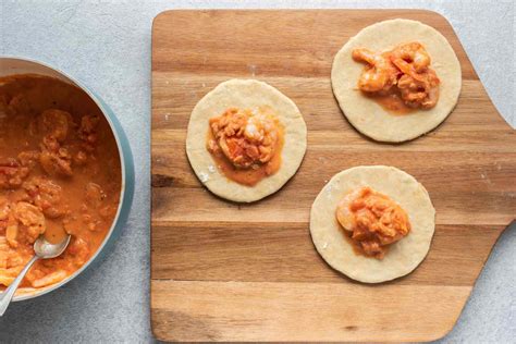  Empanadas de Camarones: Eine Explosion von Meeresfrüchten und knusprigem Teig!