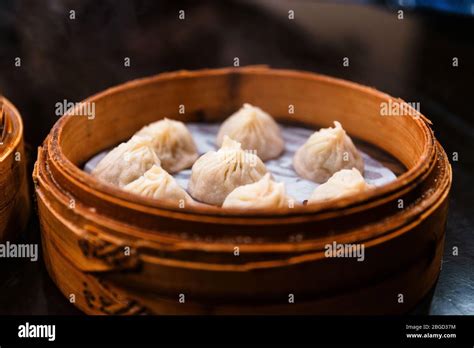  Xiao Long Bao: Ein dampfendes Meisterwerk aus süßem und salzigem Teiggebäck!